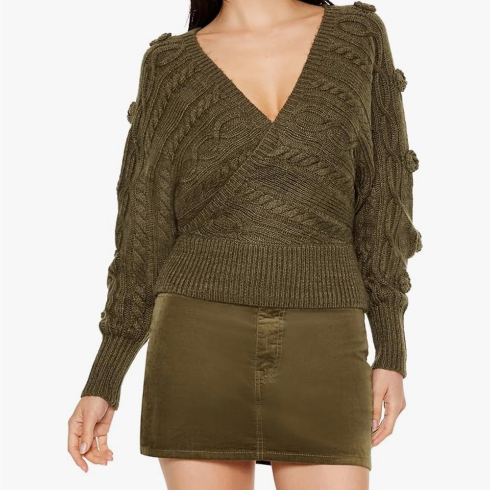 NWT Forever 21 Cable Knit Cutout Rosette Sweater – Size Small
